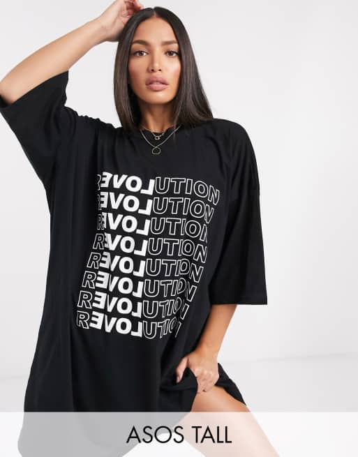 ASOS DESIGN Tall – Biało-czarna sukienka oversize w stylu T-shirta z  nadrukiem Revolution | ASOS