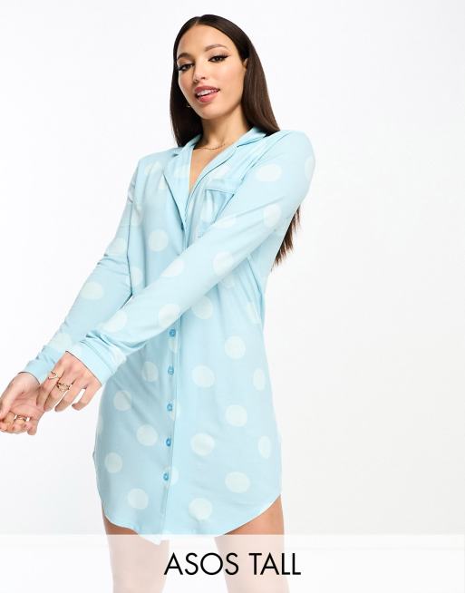 ASOS DESIGN Tall - Blå natskjorte med prikker i viskose - Kun hos ASOS