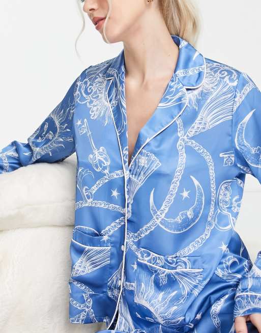 ASOS DESIGN Tall – Blå och vit, barockmönstrad pyjamas med skjorta och byxor, 2 av 4
