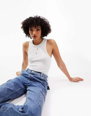 ASOS DESIGN Tall - Body in Weiß mit Racer-Ausschnitt