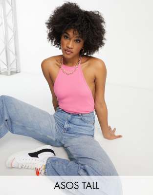 ASOS DESIGN Tall - Body mit T-Design und Rippmuster in Rosa