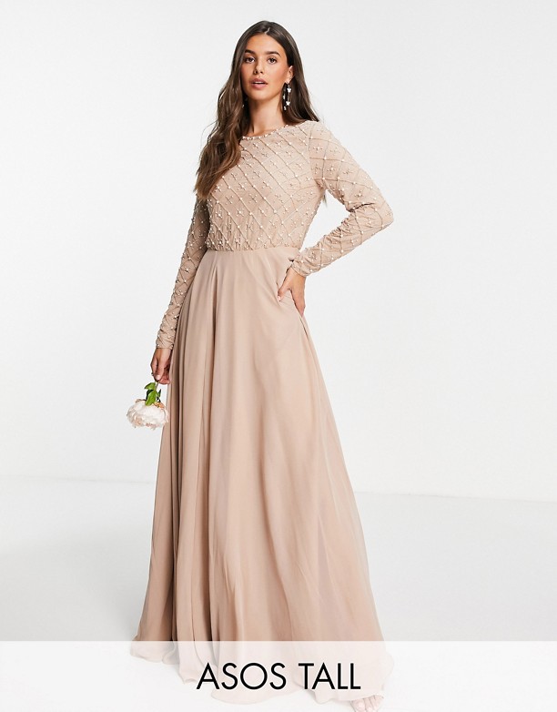  Ogromny ASOS DESIGN Tall Bridesmaid – Zdobiona perełkami i koralikami sukienka maxi z długimi rękawami i tiulowym dołem Blush