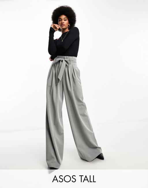 ASOS DESIGN Tall - Broek met taille met plooirand en riem in lichtgrijs, deel van co-ord set