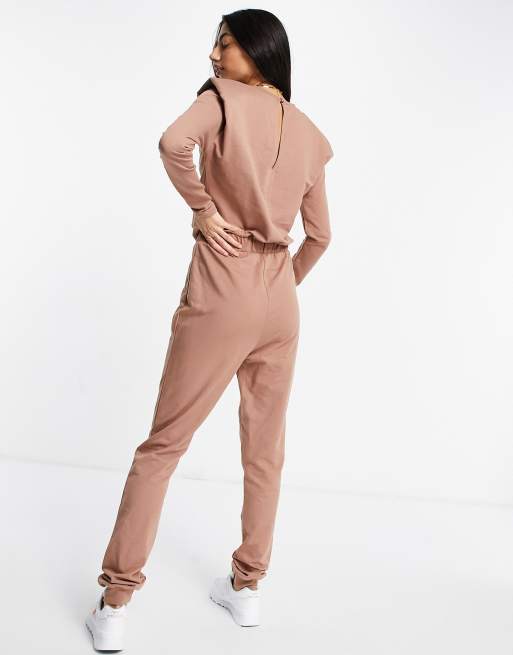 ASOS DESIGN Tall – Brun långärmad jumpsuit med axelvaddar och mjukisbyxor, 2 av 4