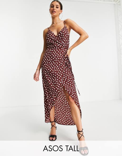 ASOS DESIGN Tall - Brun slå-om-maxikjole med cami-stropper og store prikker