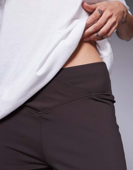 ASOS DESIGN Tall – Bruna, skulpterande byxor med utsvängd design och korsad detalj framtill, 3 av 5