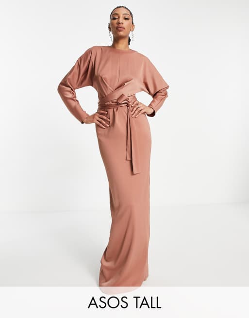 ASOS DESIGN Tall – Brunrosa maxiklänning med pingvinärmar och omlottdesign i midjan av satin