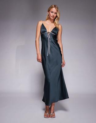 ASOS DESIGN Tall - Camisole-Midikleid aus Satin in Schieferblau mit Schrägschnitt und farblich abgesetztem Bindedetail