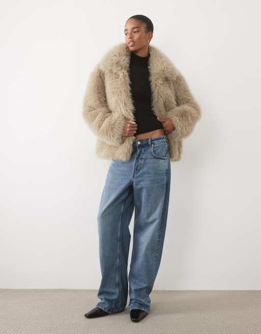 ASOS DESIGN Tall chaqueta corta con cuello de piel sintética en marrón claro, 3 de 4