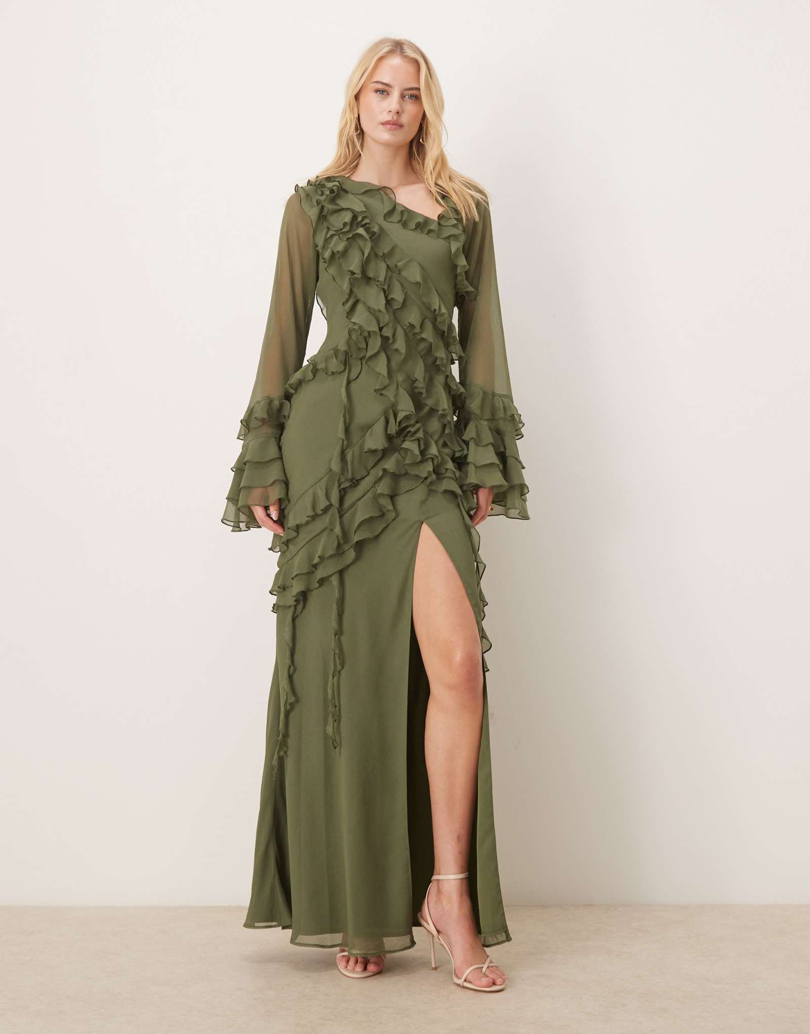 ДИЗАЙНЕРСКОЕ длинное шифоновое платье макси с асимметричным ярусом и мягкими оборками цвета хаки от ASOS DESIGN