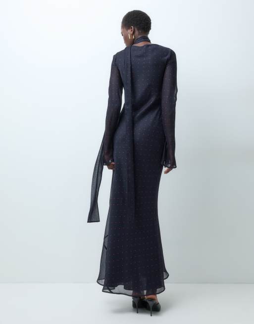 ASOS DESIGN Tall chiffon skråskåret maxikjole med matchende tørklæde i navy og rødt prikprint, 2 af 5