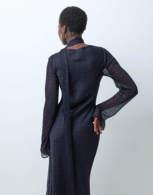 ASOS DESIGN Tall chiffon skråskåret maxikjole med matchende tørklæde i navy og rødt prikprint, 3 af 5