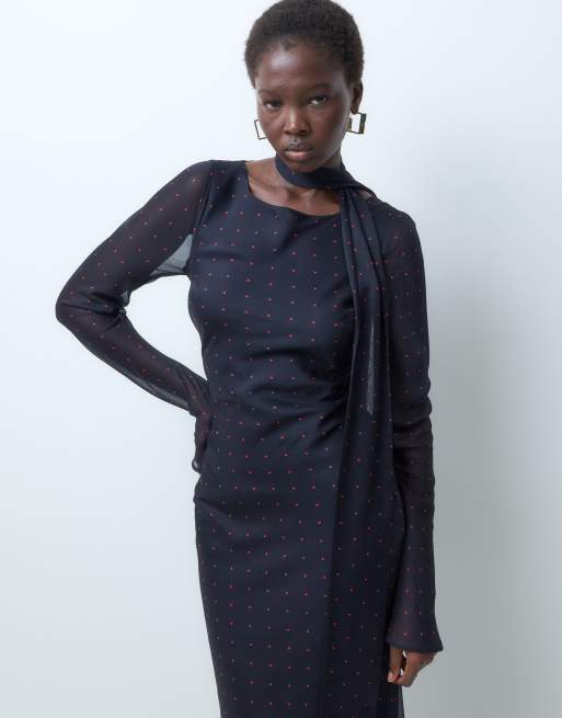 ASOS DESIGN Tall chiffon skråskåret maxikjole med matchende tørklæde i navy og rødt prikprint, 4 af 5