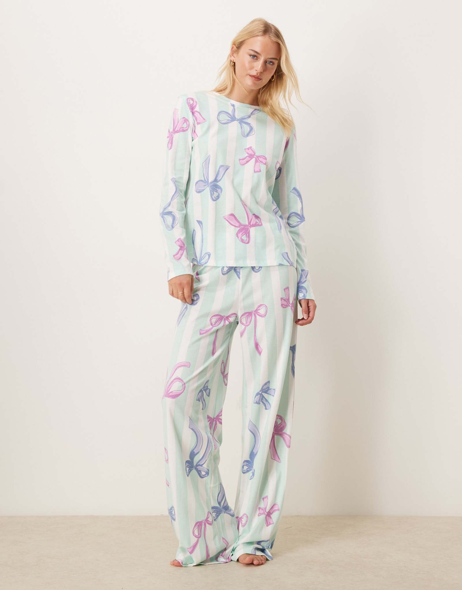 Пижамный комплект ASOS DESIGN с высоким рождественским бантом и длинными рукавами и брюками в синюю полоску