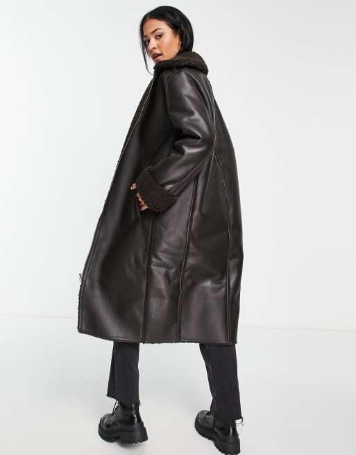 ASOS DESIGN Tall – Ciemnobrązowy panelowy płaszcz maxi z kołnierzem z kożuszka, 2 z 4