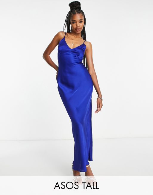 ASOS DESIGN Tall – Ciemnoniebieska satynowa sukienka maxi na ramiączkach z głębokim dekoltem
