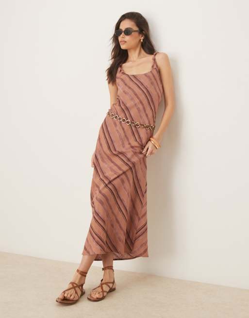 ASOS DESIGN Tall – Cięta ze skosu czekoladowa sukienka maxi o lnianym wyglądzie w paski ze skręconymi ramiączkami
