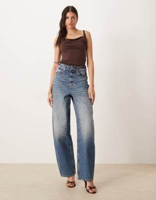 ASOS DESIGN Tall - Circular Design Collection - Barrel-Jeans in mitteldunkler Waschung mit hohem Bund-Blau
