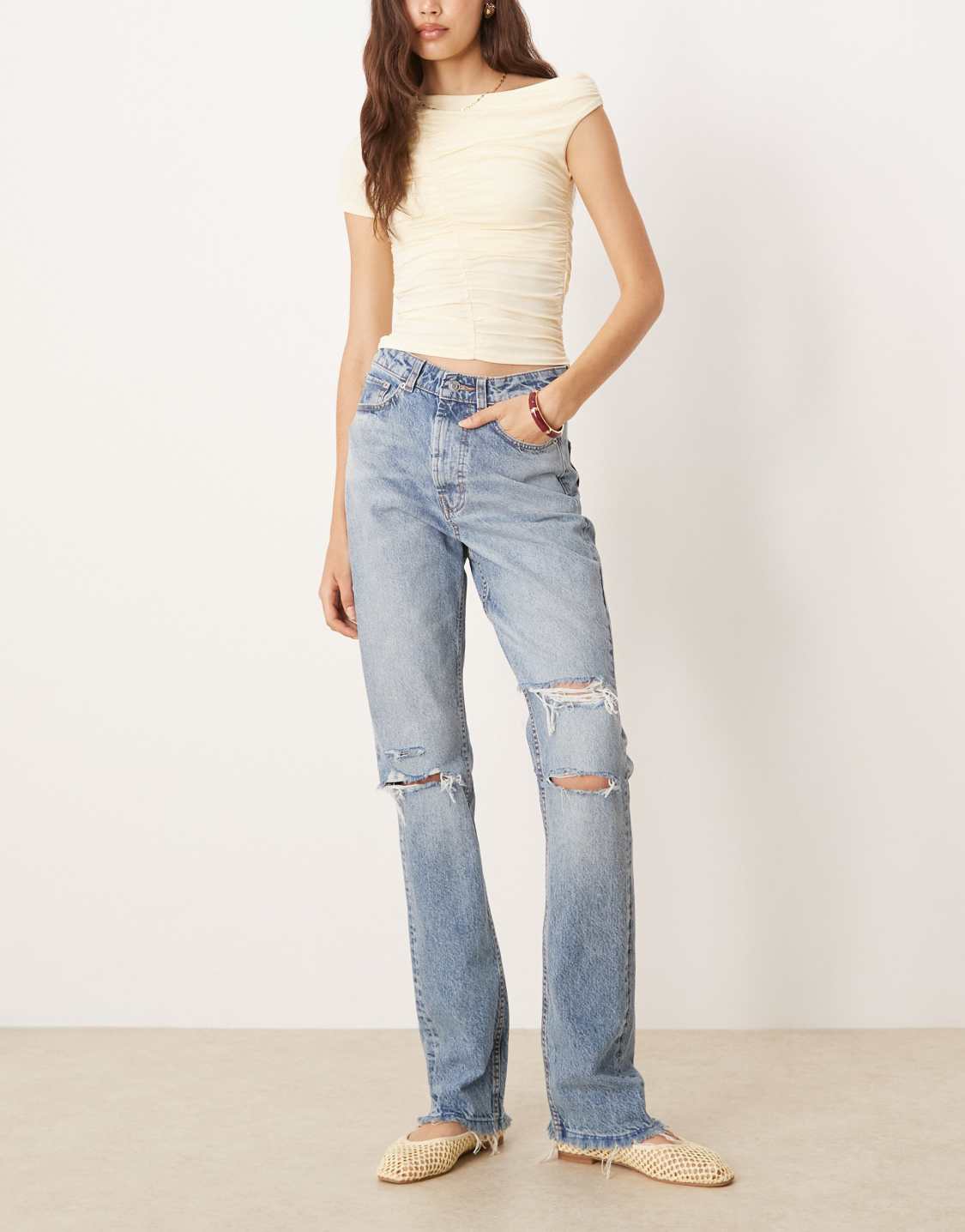 asos-design-tall-circular-design-collection-jean-droit-a-taille-mi-haute-avec-dechirures-bleu-clair-delave