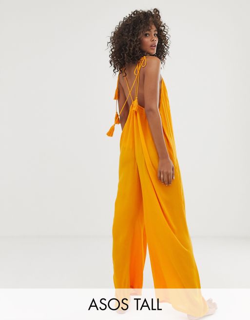 ASOS DESIGN Tall - Combinaison de plage en tissu froissé à grand décolleté dos et liens à franges - Orange