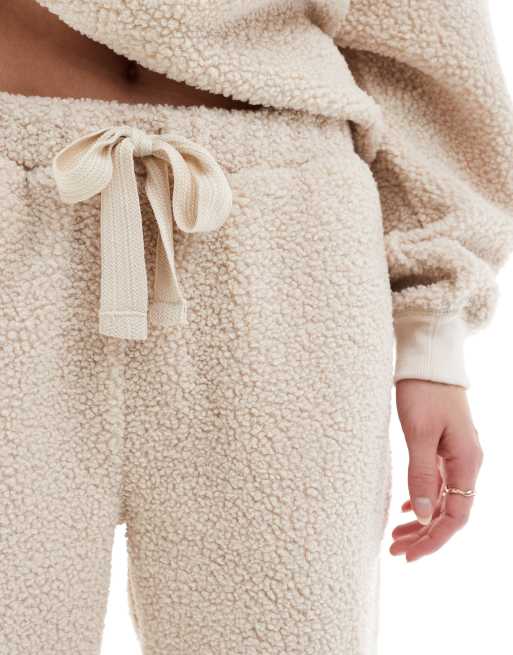 ASOS DESIGN Tall - Cremehvidt lounge-sæt med oversized hættetrøje og joggingbukser i teddy-stof, 3 af 4