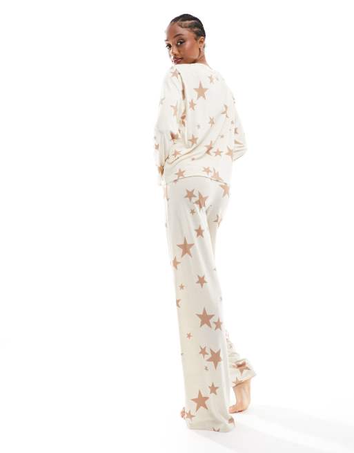 ASOS DESIGN Tall - Cremehvidt og superblødt pyjamassæt med langærmet top og bukser i stjerneprint, 4 af 4