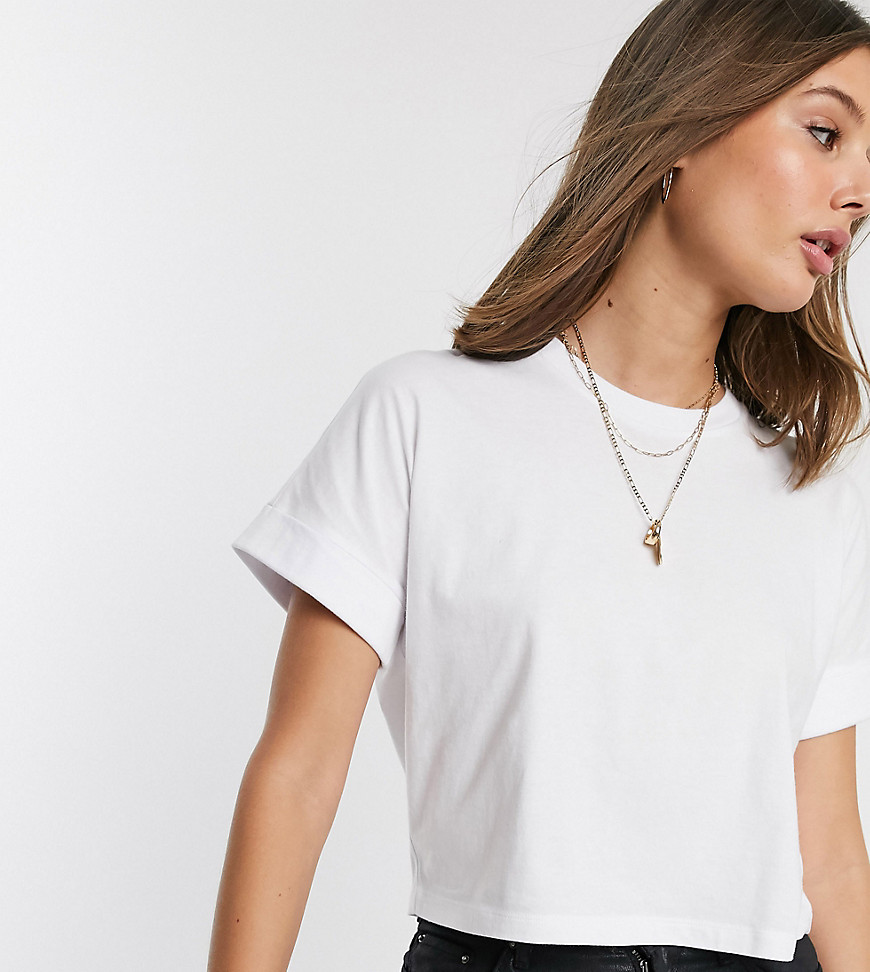 ASOS DESIGN Tall - Crop T-shirt met omgeslagen mouwen in wit