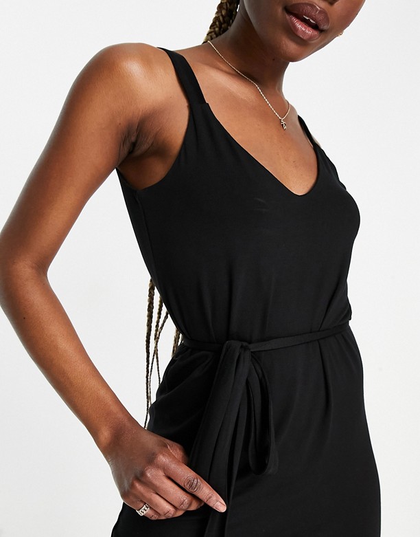 ASOS DESIGN Tall – Czarna sukienka letnia na ramiączkach z dekoltem w kształcie litery V i paskiem Black Zniżka 