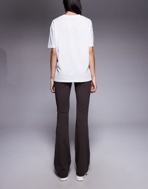 ASOS DESIGN Tall – Czekoladowe skrzyżowane z przodu modelujące spodnie dzwony, 2 z 5