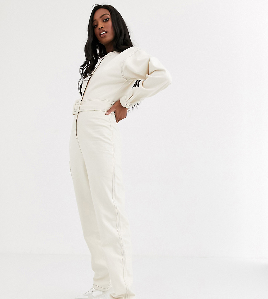 Asos Tall - Asos design tall - denim jumpsuit met riem in ivoor met contrasterend stiksel-crème