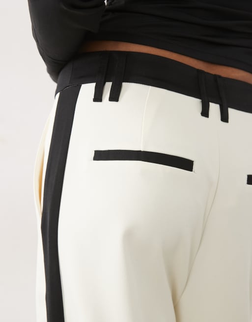 ASOS DESIGN Tall dopasowane smokingowe spodnie dzwony w kolorze kremowym i czarnym, 2 z 5