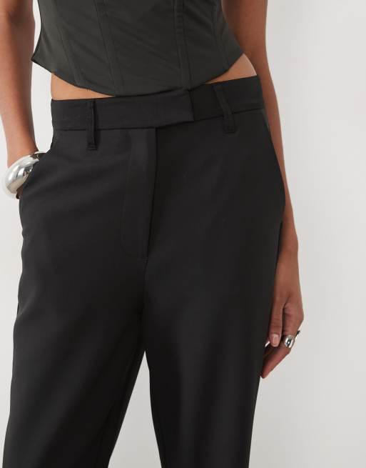 ASOS DESIGN Tall dopasowane spodnie smokingowe z rozszerzanymi nogawkami w czerni, 2 z 5