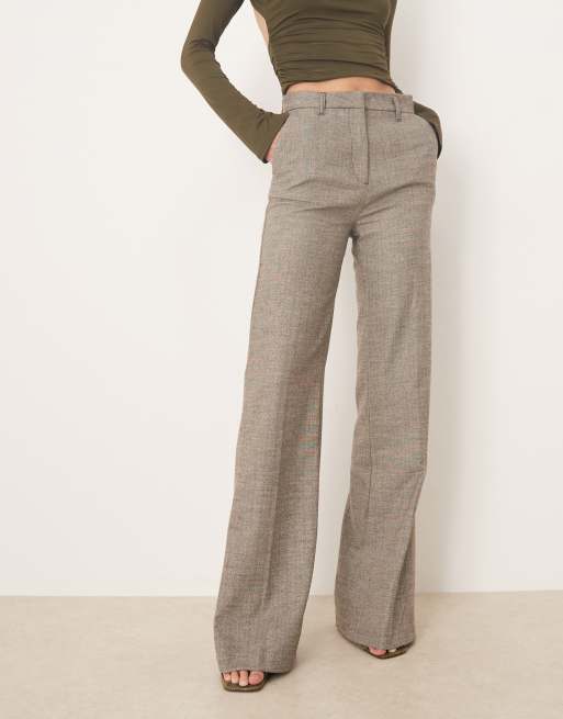 ASOS DESIGN Tall – Dopasowane w talii spodnie z rozszerzanymi nogawkami i wzorem w jodełkę , 2 z 5