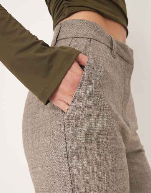 ASOS DESIGN Tall – Dopasowane w talii spodnie z rozszerzanymi nogawkami i wzorem w jodełkę , 3 z 5