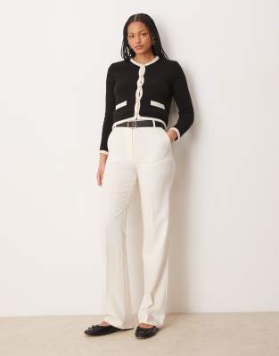 ASOS DESIGN Tall - Elegante Hose in Cremeweiß mit schmalem, geradem Schnitt