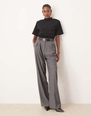 ASOS DESIGN Tall - Elegante Hose in gestreiftem Grau mit weitem Bein und Bundfalten