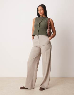 ASOS DESIGN Tall - Elegante, locker geschnittene Hose in Braun mit Streifen-Bunt