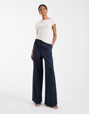 ASOS DESIGN Tall - Elegante, maskuline Hose in Marineblau mit weitem Bein, niedrigem Bund und Nadelstreifen