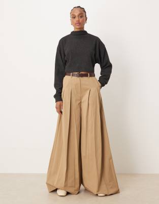 ASOS DESIGN Tall - Elegante, plissierte Hose in Steinbeige mit weitem Bein und Gürtel-Neutral