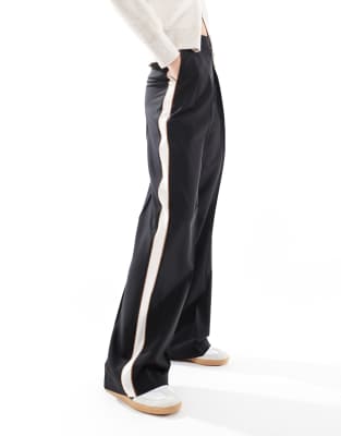 ASOS DESIGN Tall - Elegante Relaxed Fit Hose in Schwarz mit Kontrast-Paspelierung