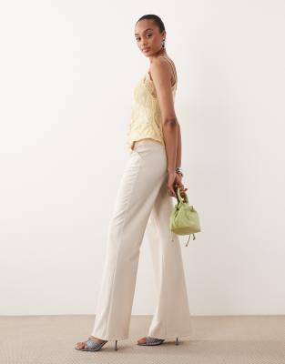 Tall - Elegante Schlaghose in Cremeweiß mit formendem Effekt Weiß 34