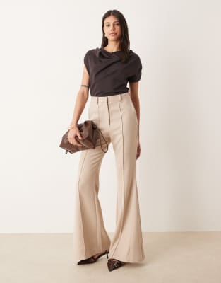 ASOS DESIGN Tall - Elegante, sehr geschmeidige Schlaghose in Beige-Neutral