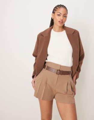 ASOS DESIGN Tall - Elegante Shorts in Schokobraun mit hohem Bund und Kunstleder-Gürtel
