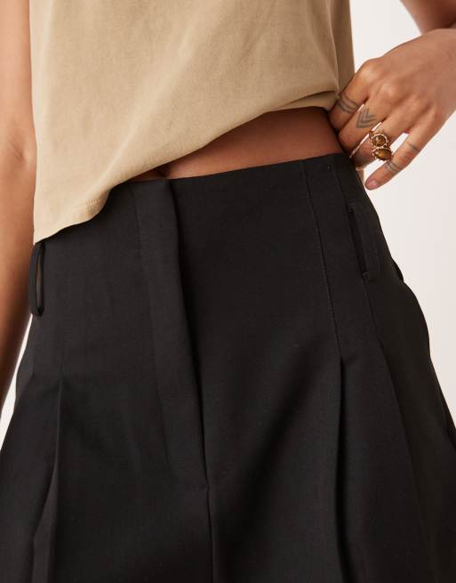 ASOS DESIGN Tall – Elegante Shorts in Schwarz mit hohem Bund und Gürtel, 4 von 5
