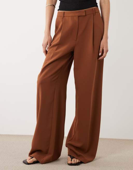 ASOS DESIGN Tall - Elegante soepele mannelijke broek met lage taille in bruin, 2 van 5