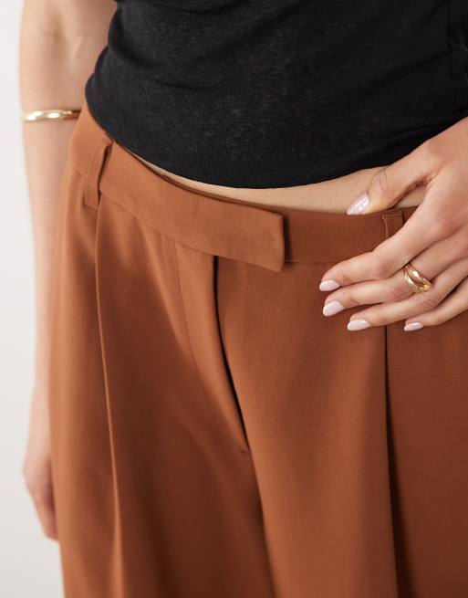 ASOS DESIGN Tall - Elegante soepele mannelijke broek met lage taille in bruin, 4 van 5