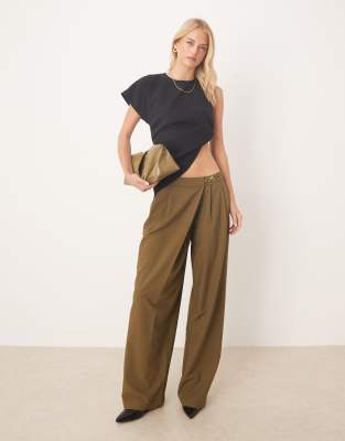 ASOS DESIGN Tall - Elegante, weite Hose in Khaki mit asymmetrischem Wickeldetail und Schnalle-Grün