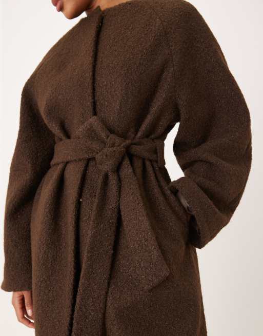 ASOS DESIGN Tall – Eleganter Bouclé-Mantel ohne Kragen in Longline-Form in der Farbe Bitterschokolade, 3 von 4