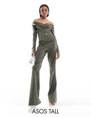 ASOS DESIGN Tall - Eleganter Jumpsuit in Khaki mit Carmen-Ausschnitt und Gürtel-Grün