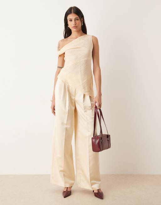 ASOS DESIGN Tall – Elfenbensvita, figursydda byxor i satin med veck och vida ben
